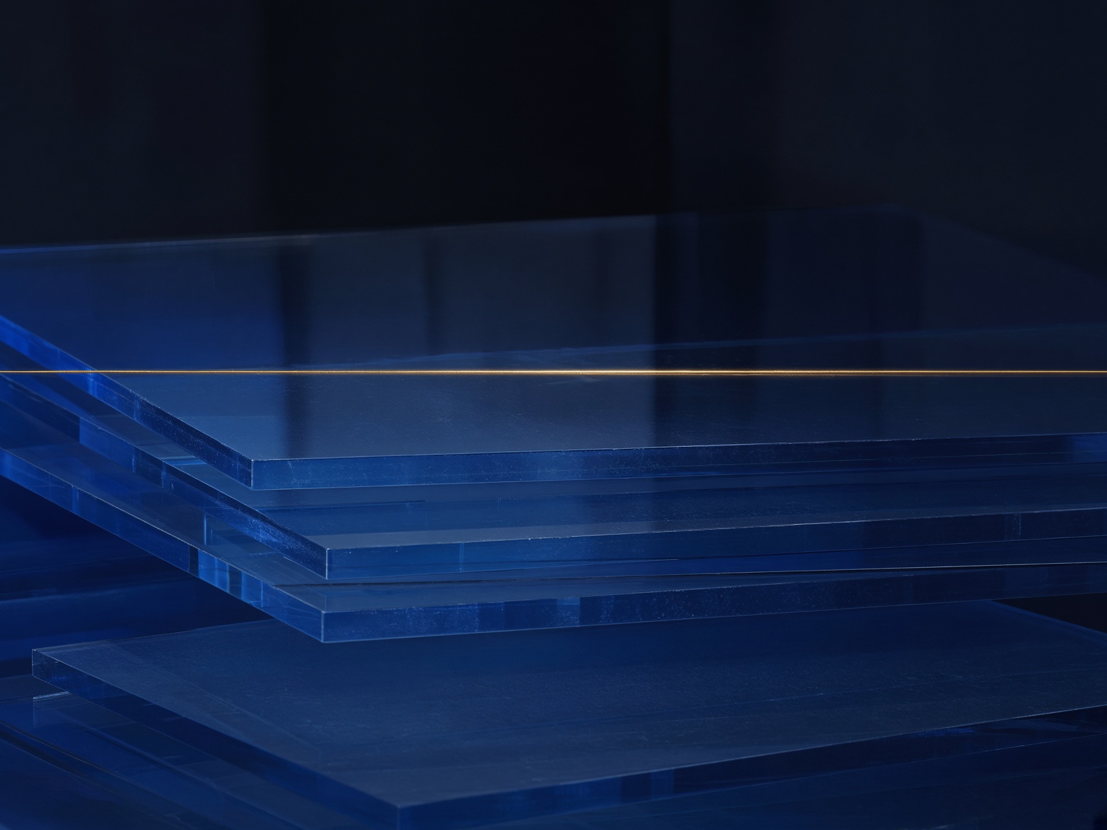Plans de verre bleu traversés d'une ligne dorée.